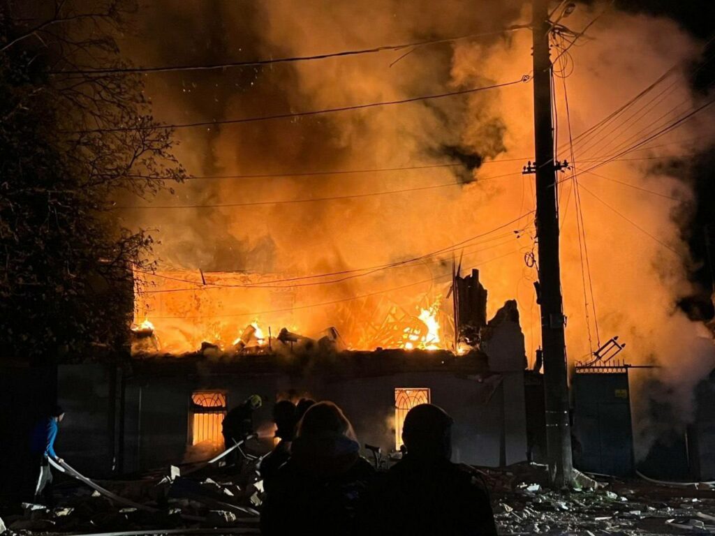 Одесса приходит в себя после обстрела: продолжается расчистка дворов и закрытие выбитых окон
