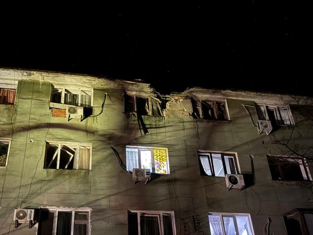 Одесса приходит в себя после обстрела: продолжается расчистка дворов и закрытие выбитых окон