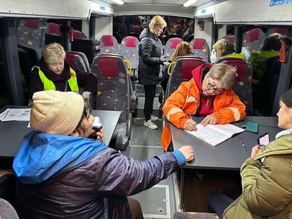 Одесса приходит в себя после обстрела: продолжается расчистка дворов и закрытие выбитых окон