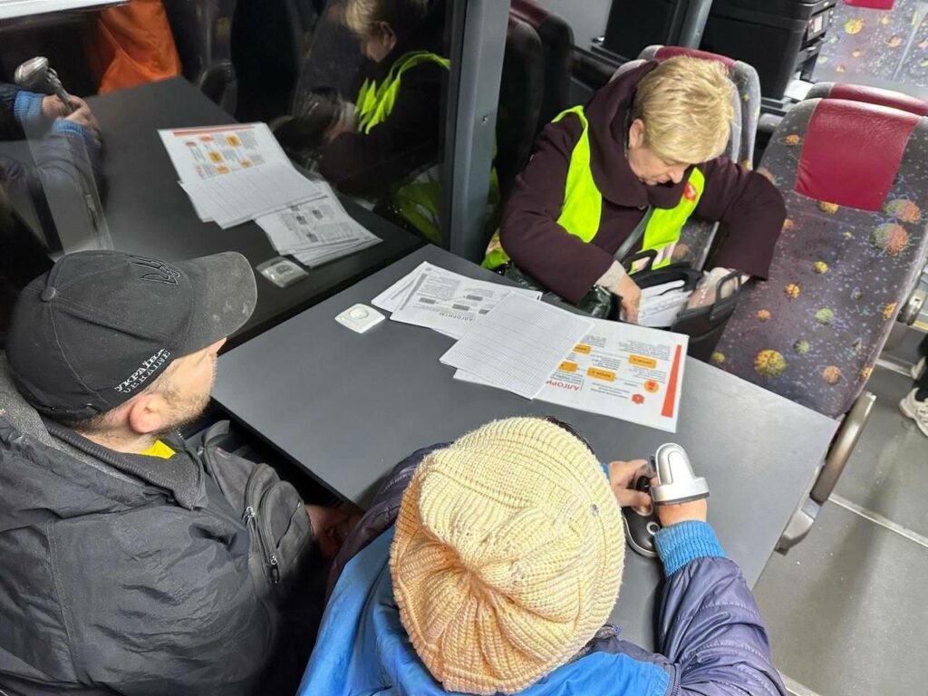 Одесса приходит в себя после обстрела: продолжается расчистка дворов и закрытие выбитых окон