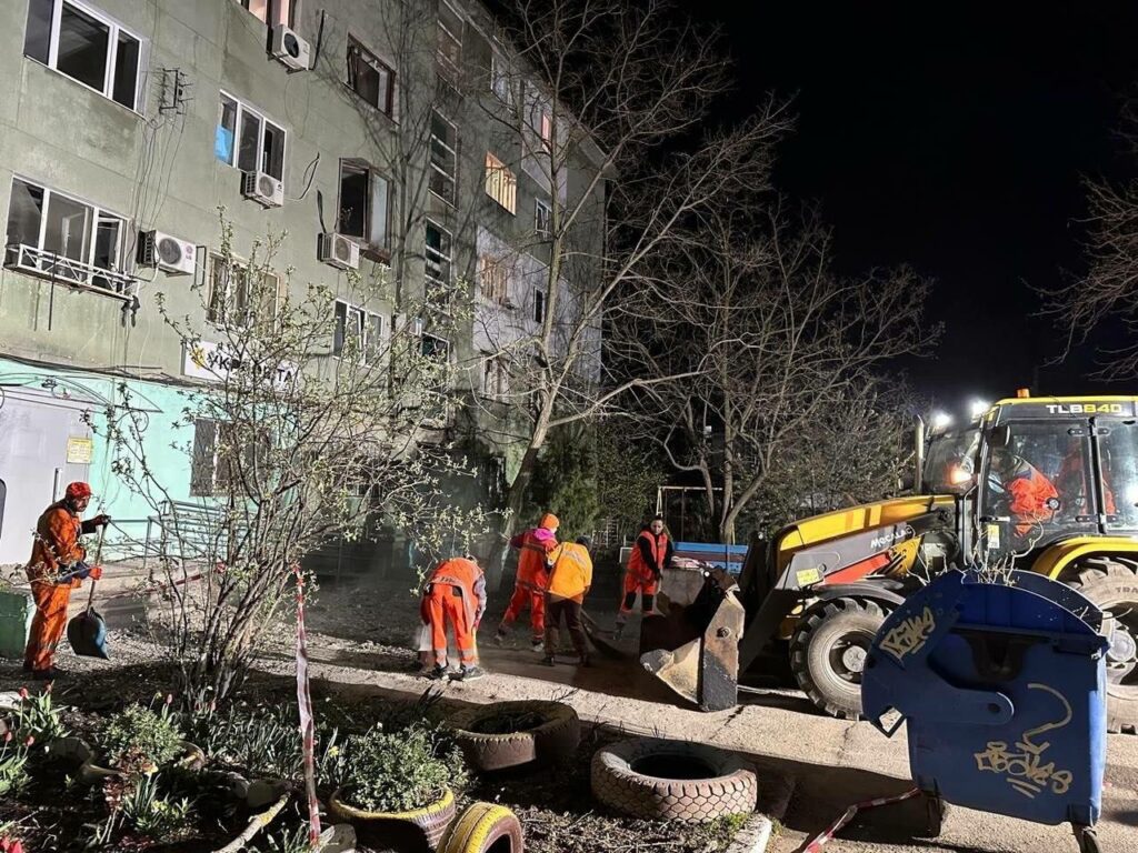 Одеса оговтується після обстрілу: триває розчистка дворів та закриття вибитих вікон Одеса оговтується після обстрілу: триває розчистка дворів та закриття вибитих вікон