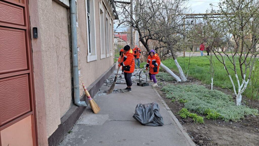 Одесса приходит в себя после обстрела: продолжается расчистка дворов и закрытие выбитых окон