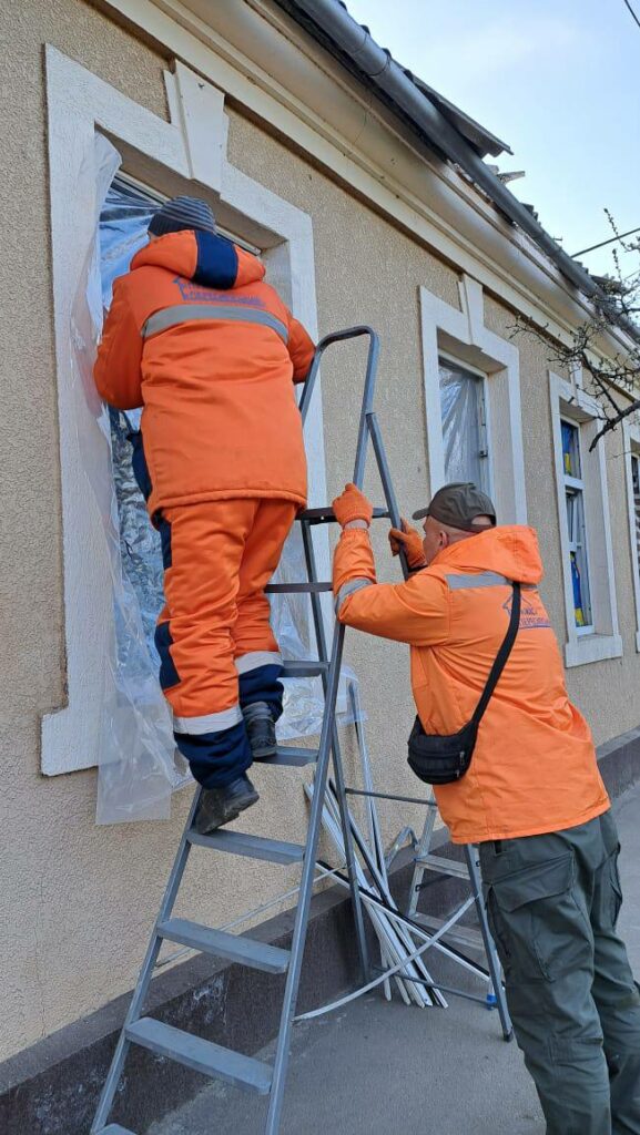 Одесса приходит в себя после обстрела: продолжается расчистка дворов и закрытие выбитых окон