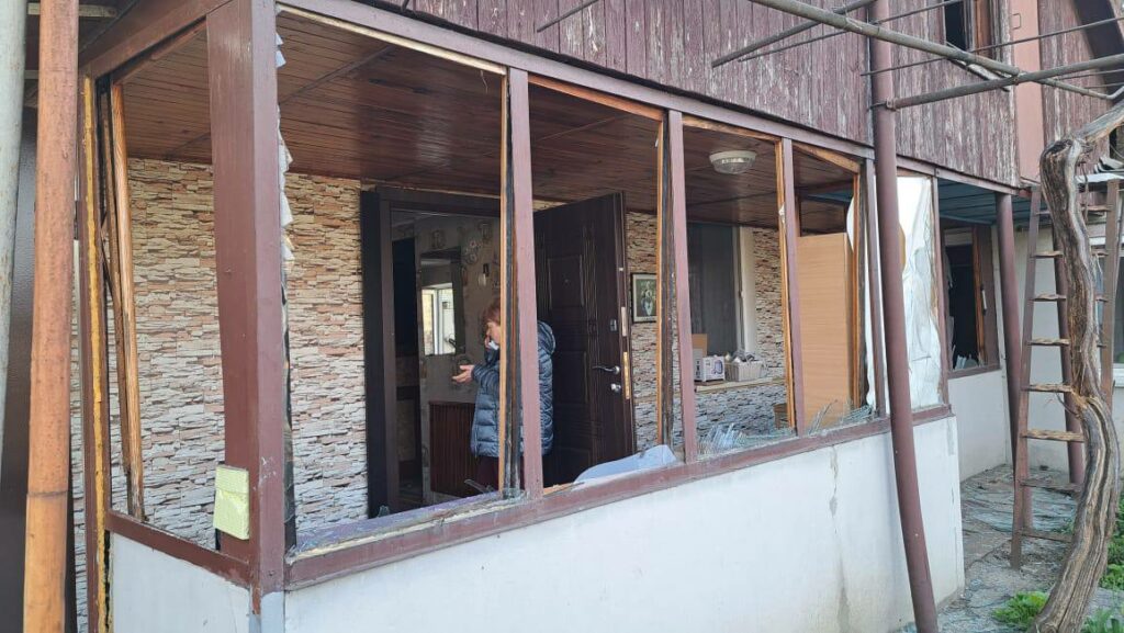 Одесса приходит в себя после обстрела: продолжается расчистка дворов и закрытие выбитых окон
