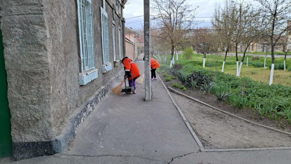 Одесса приходит в себя после обстрела: продолжается расчистка дворов и закрытие выбитых окон