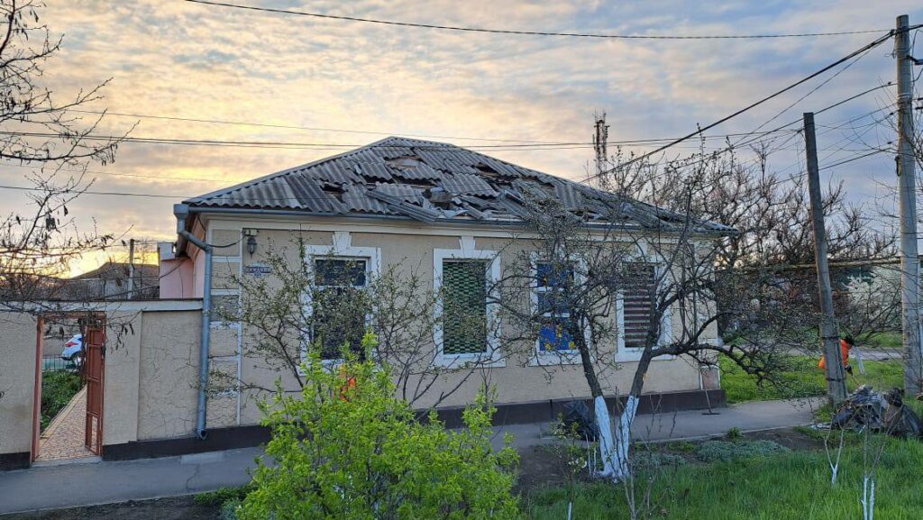 Одесса приходит в себя после обстрела: продолжается расчистка дворов и закрытие выбитых окон