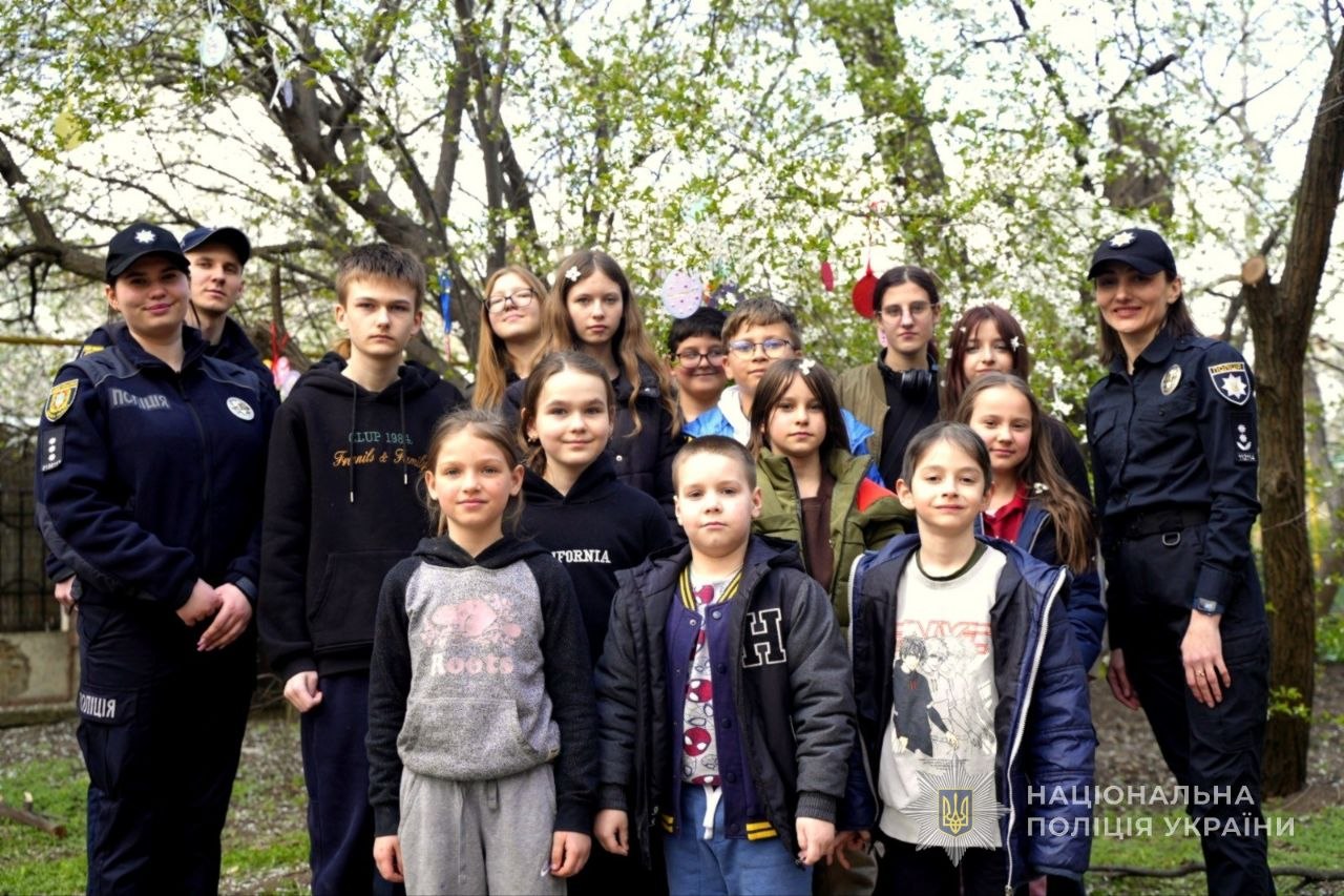 Одесские полицейские организовали пасхальный праздник для детей-переселенцев