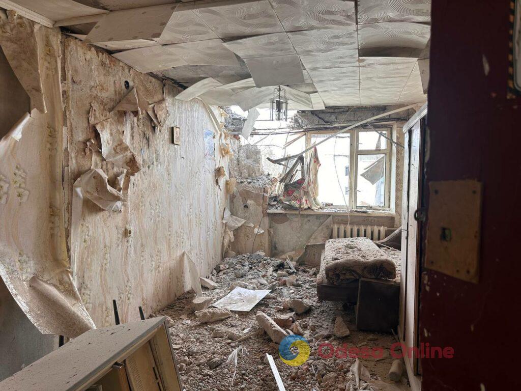 Наслідки атаки БпЛА по Одесі: фоторепортаж зсередини зруйнованої квартири Последствия атаки БпЛА по Одессе: фоторепортаж изнутри разрушенной квартиры