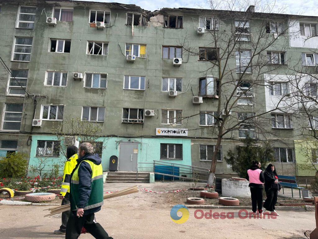 Наслідки атаки БпЛА по Одесі: фоторепортаж зсередини зруйнованої квартири Последствия атаки БпЛА по Одессе: фоторепортаж изнутри разрушенной квартиры