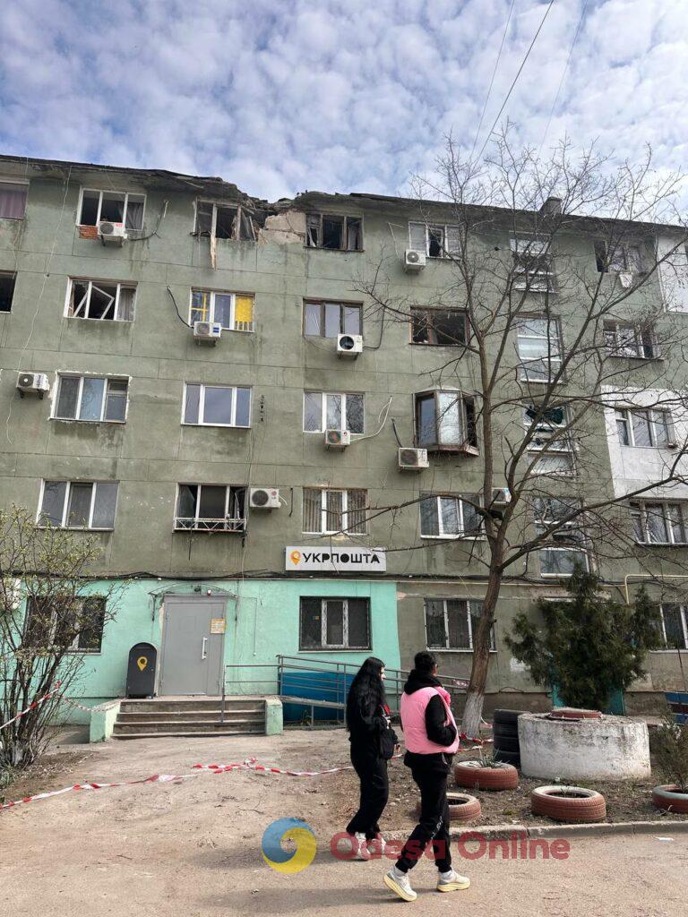 Наслідки атаки БпЛА по Одесі: фоторепортаж зсередини зруйнованої квартири Последствия атаки БпЛА по Одессе: фоторепортаж изнутри разрушенной квартиры