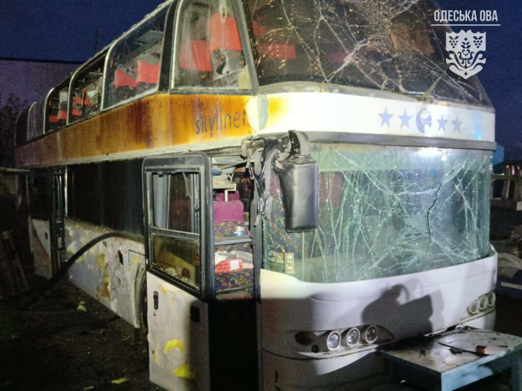 Атака дронів на південь Одещини: ворог знищив СТО та пошкодив іноземне судно