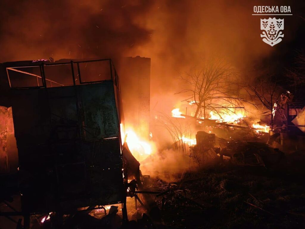 Атака дронів на південь Одещини: ворог знищив СТО та пошкодив іноземне судно