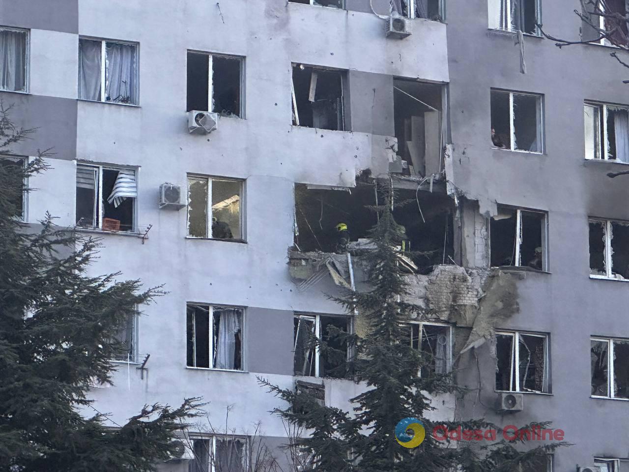 Влучання в багатоповерхівку в Одесі: фото наслідків атаки РФ та свідчення очевидця