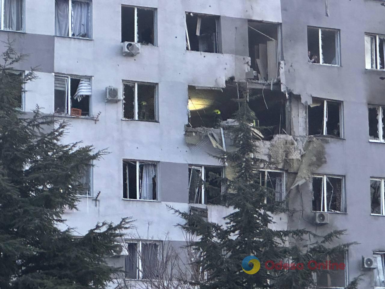 Попадание в многоэтажку в Одессе: фото последствий атаки РФ и свидетельства очевидца Попадание в многоэтажку в Одессе: фото последствий атаки РФ и свидетельства очевидца