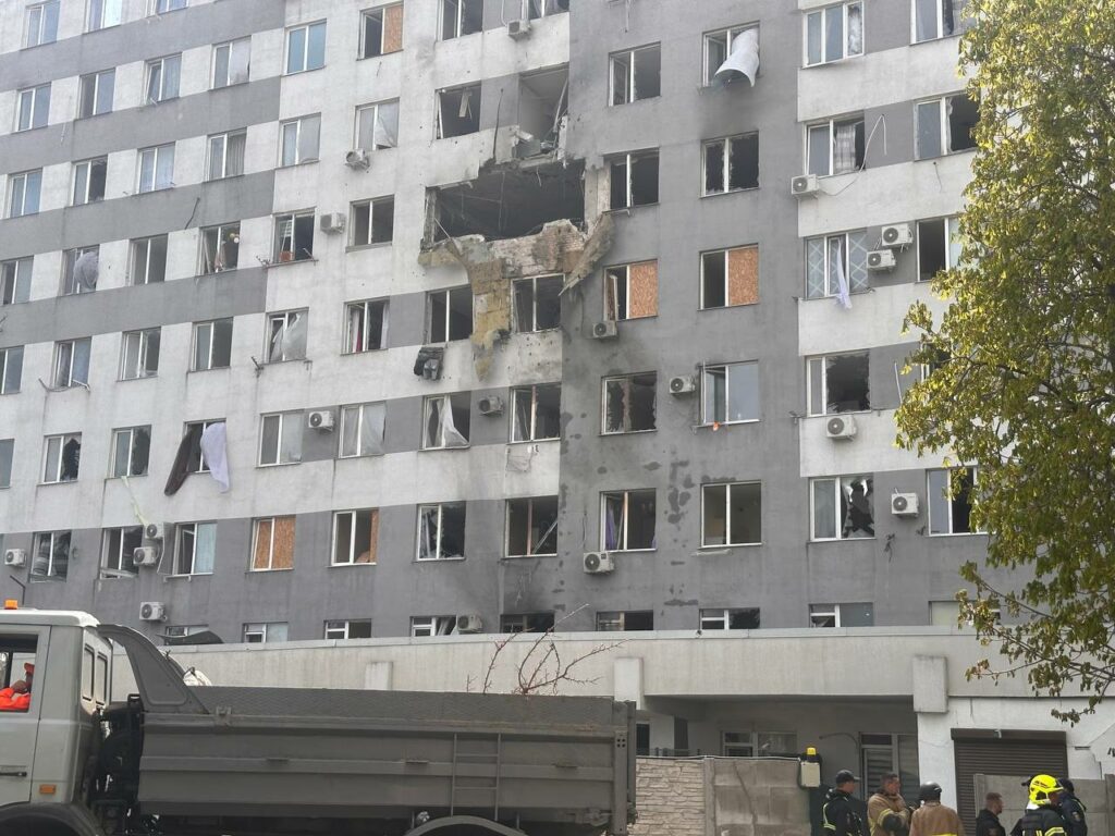 Рятували себе і тварин: розповіді мешканців будинку, що постраждав від атаки (фото і відео) Рятували себе і тварин: розповіді мешканців будинку, що постраждав від атаки (фото і відео)