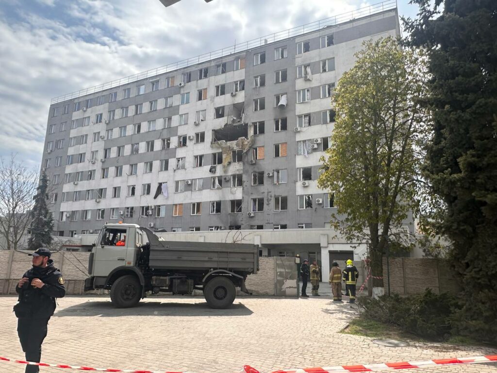 Рятували себе і тварин: розповіді мешканців будинку, що постраждав від атаки (фото і відео) Рятували себе і тварин: розповіді мешканців будинку, що постраждав від атаки (фото і відео)