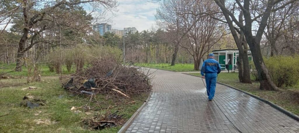 В Одесі ремонтують громадську вбиральню та бювет, що постраждали від обстрілів