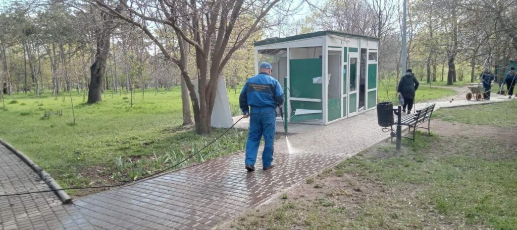 В Одесі ремонтують громадську вбиральню та бювет, що постраждали від обстрілів