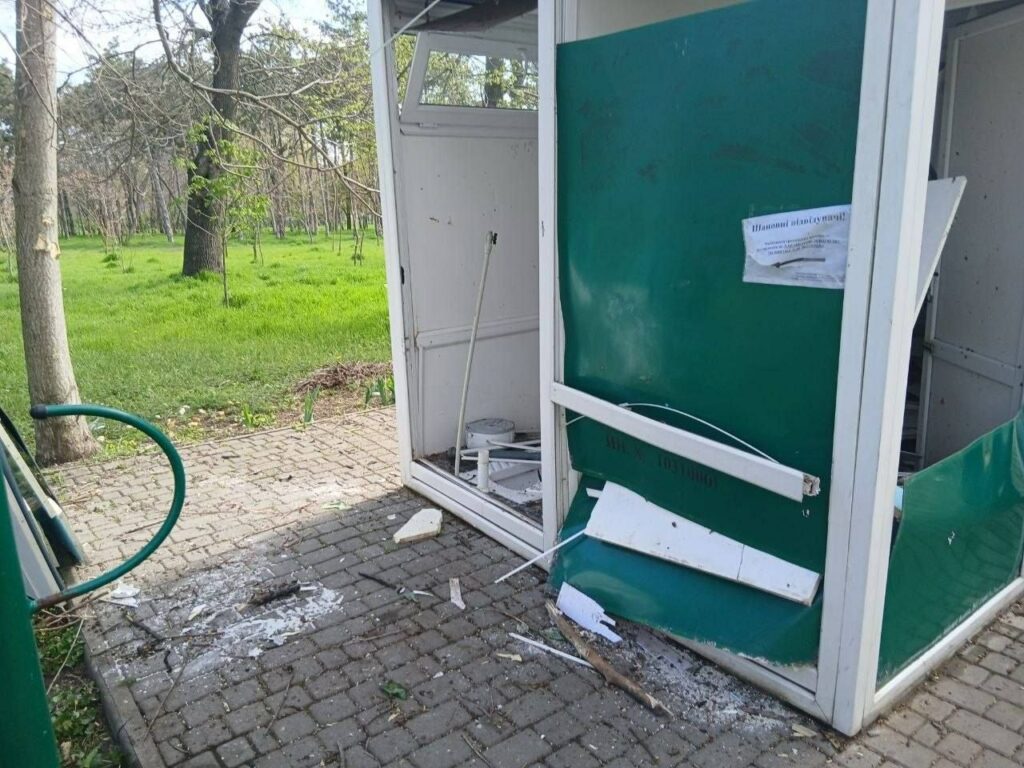 У парку Перемоги відновили вбиральню після ворожого обстрілу Одеси У парку Перемоги відновили вбиральню після ворожого обстрілу Одеси