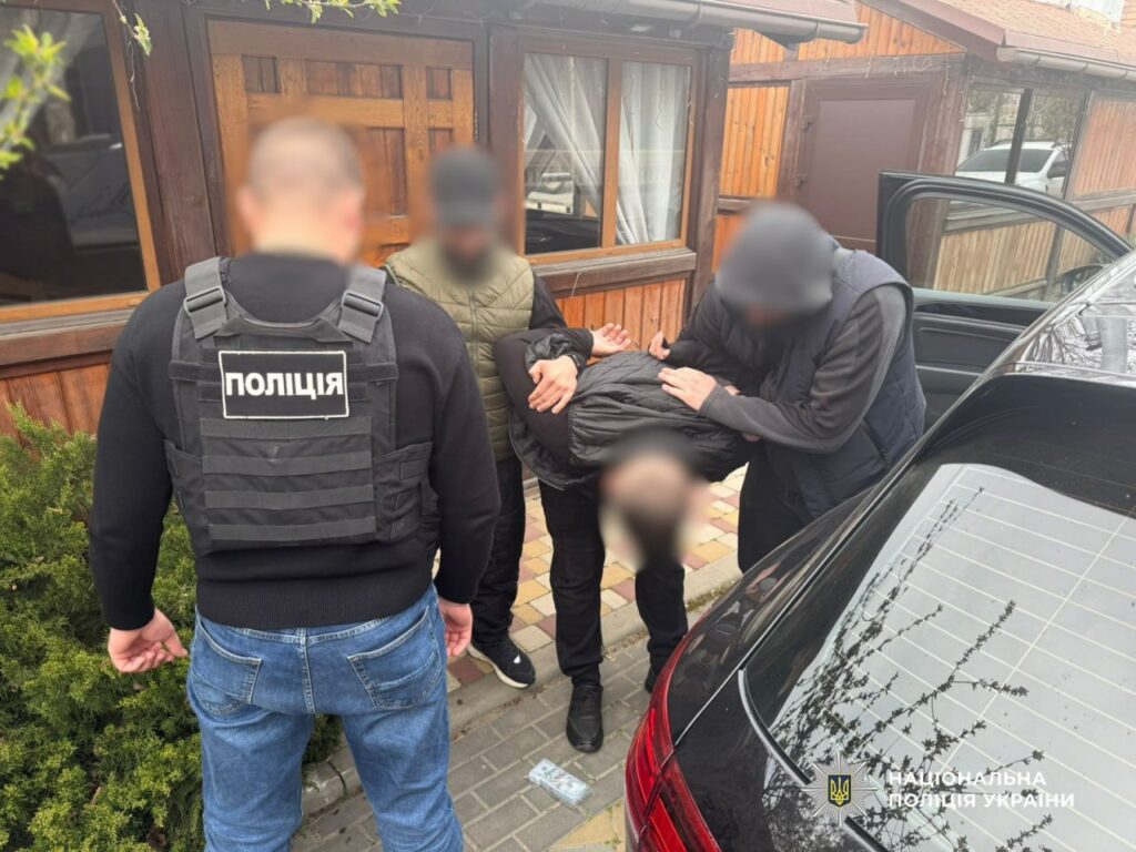 «Белый билет» за 18 000 долларов: под Одессой задержали организатора канала побега за границу