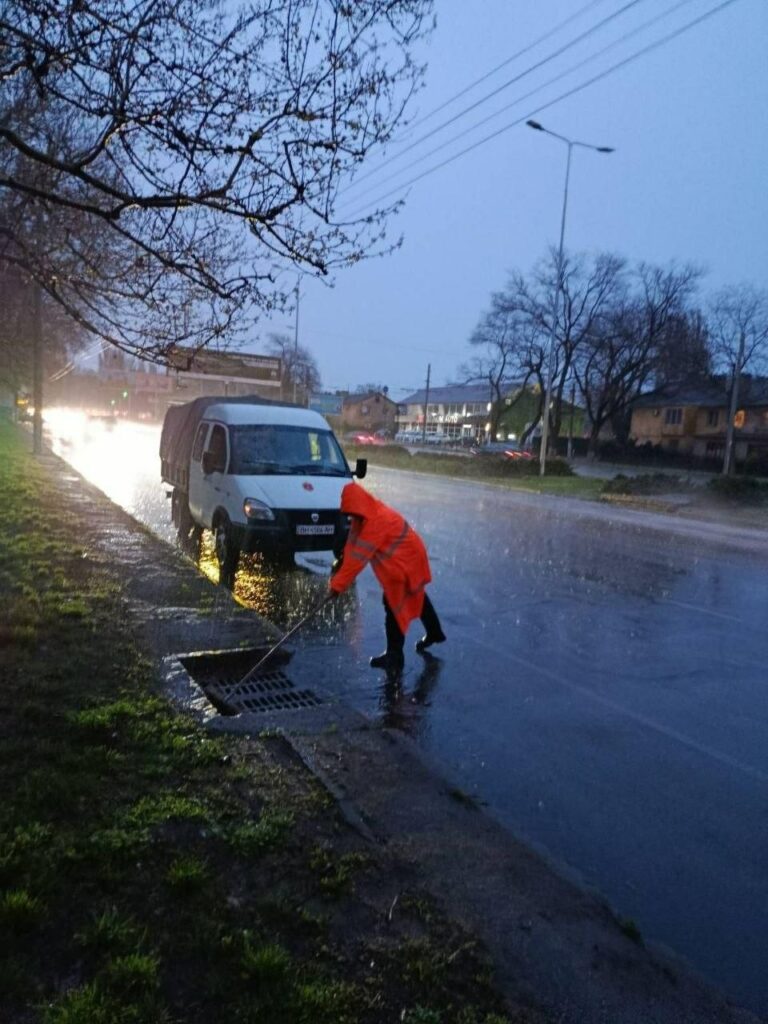 В Одесі розчищають дощоприймачі для запобігання підтопленням через негоду