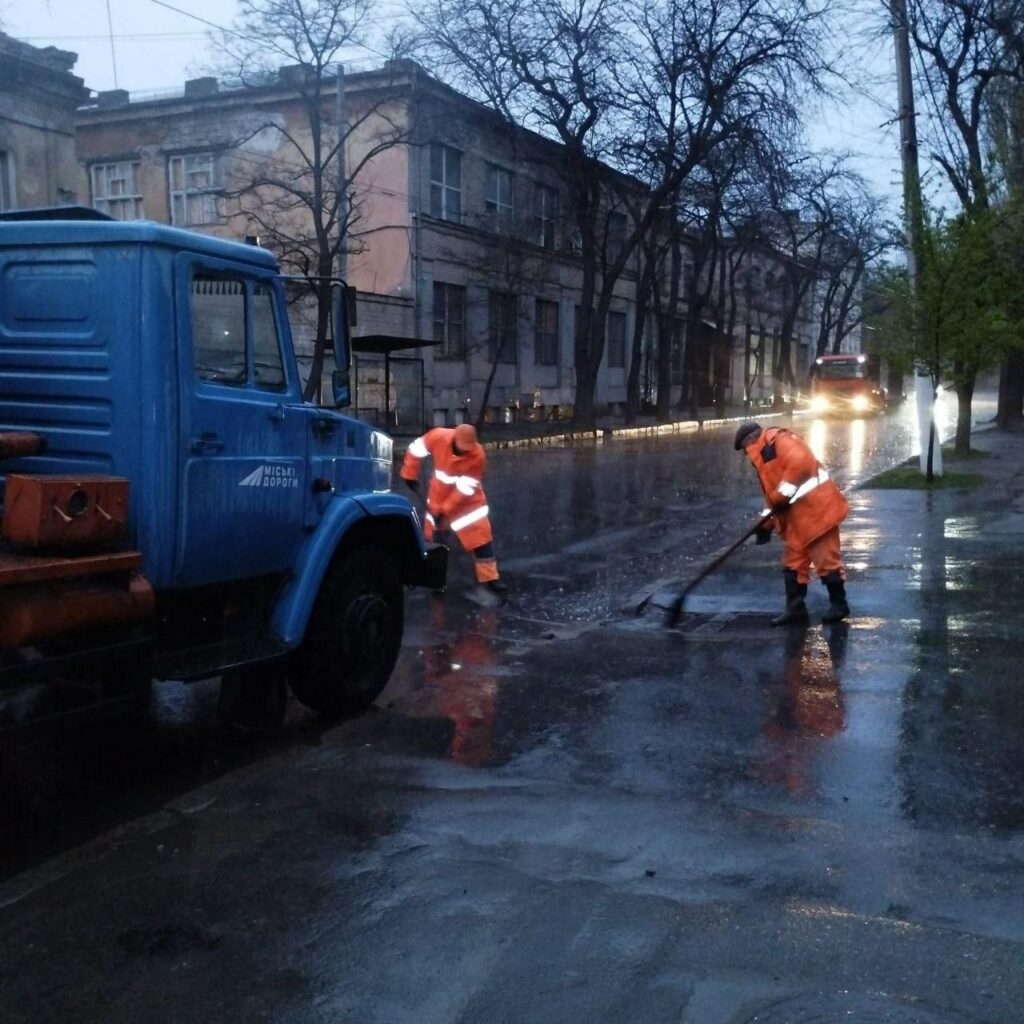 В Одесі розчищають дощоприймачі для запобігання підтопленням через негоду