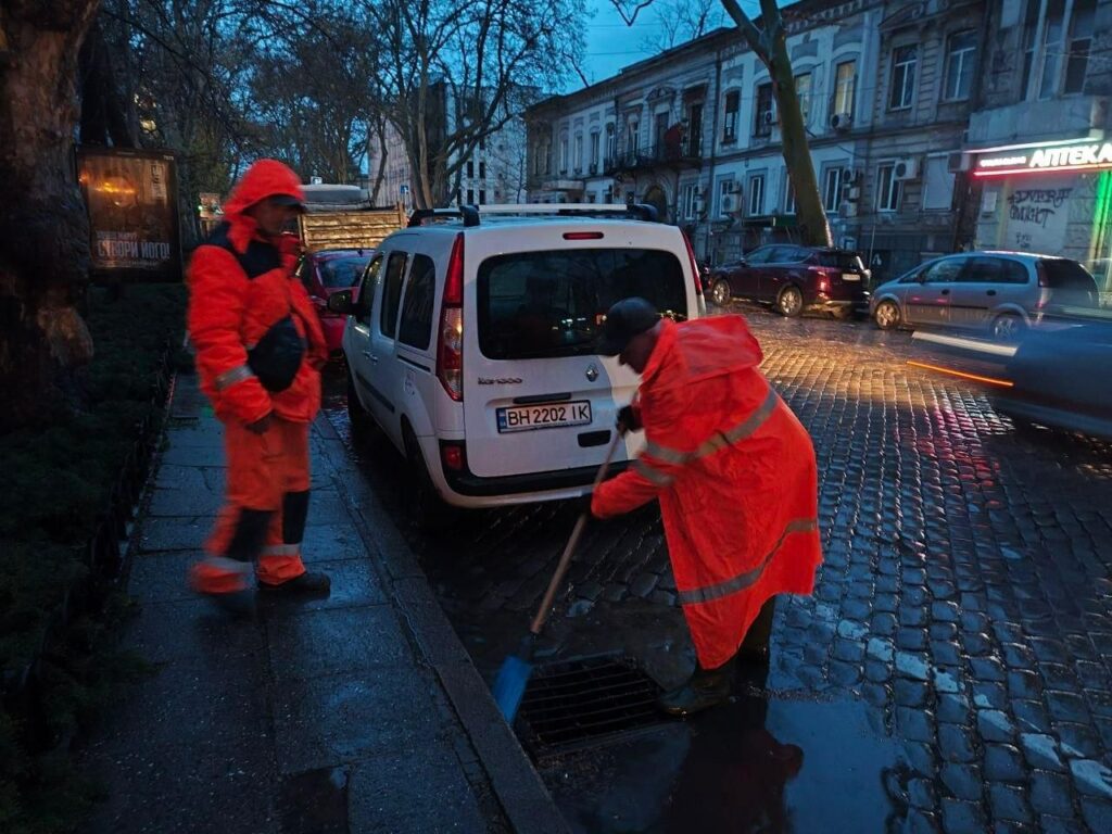 В Одесі розчищають дощоприймачі для запобігання підтопленням через негоду