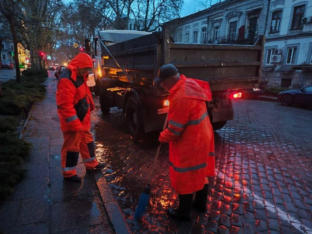 В Одесі розчищають дощоприймачі для запобігання підтопленням через негоду