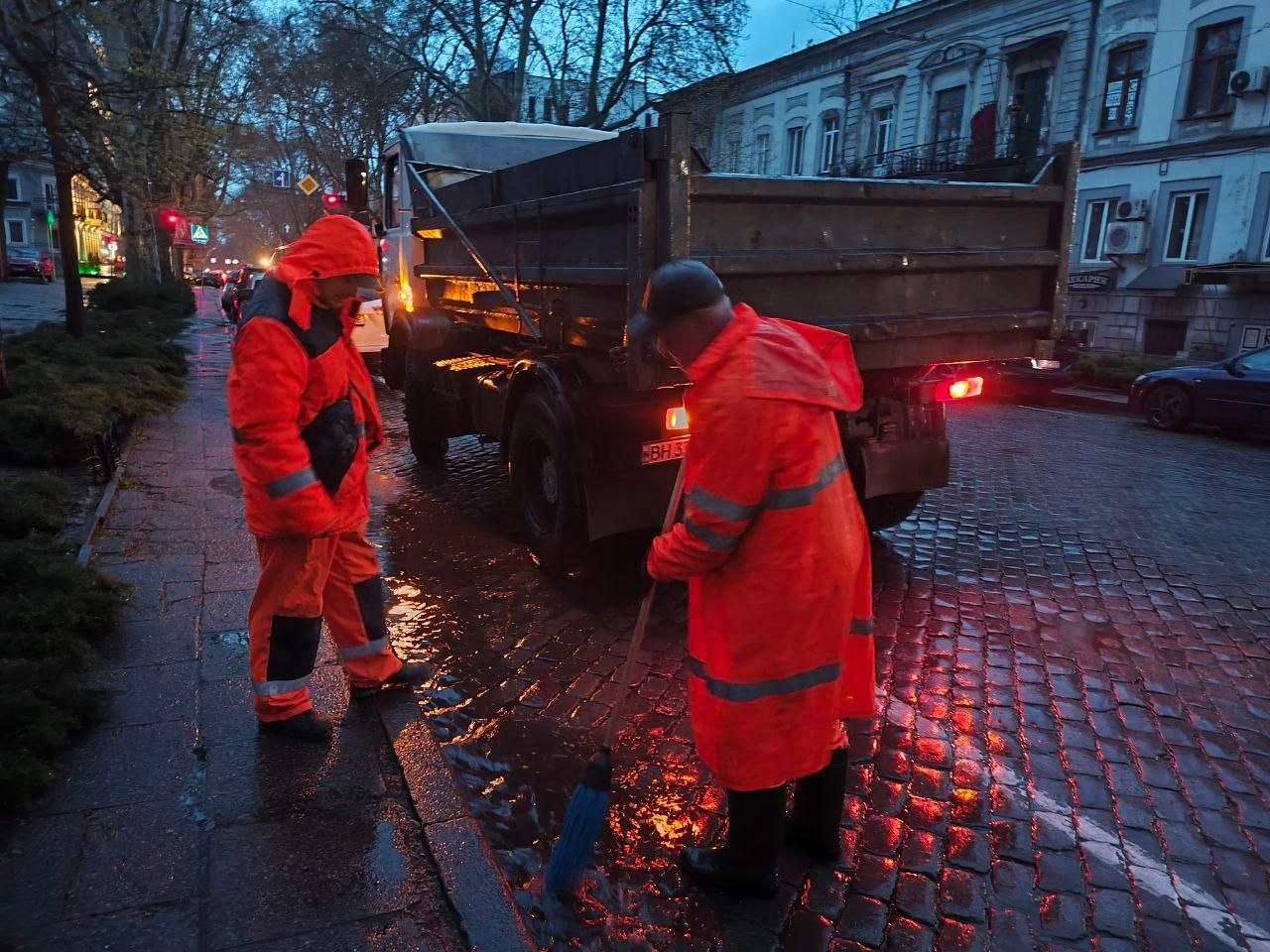 В Одесі розчищають дощоприймачі для запобігання підтопленням через негоду