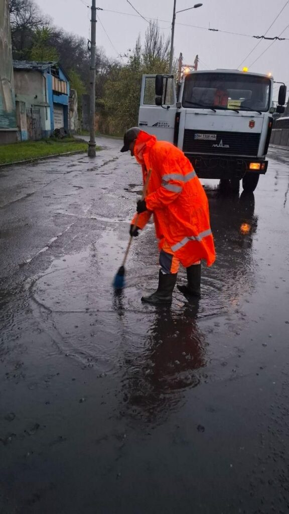 В Одесі розчищають дощоприймачі для запобігання підтопленням через негоду
