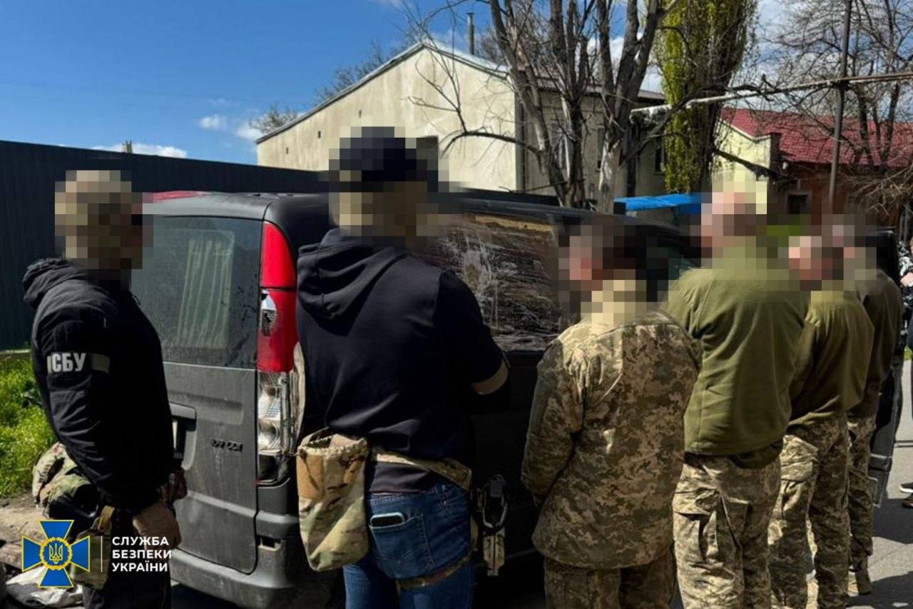 Вымогали деньги и угрожали «быстрой отправкой» на передовую: в Одессе СБУ задержала преступную группу из ТЦК Вымогали деньги и угрожали «быстрой отправкой» на передовую: в Одессе СБУ задержала преступную группу из ТЦК