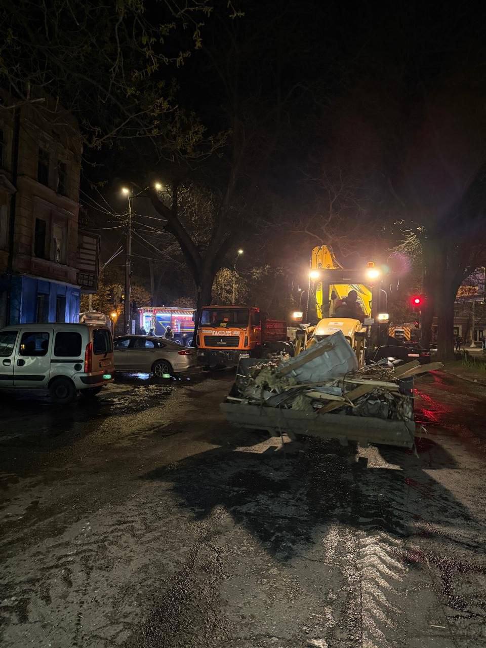 Внаслідок атаки РФ в Одесі загинуло літнє подружжя, значних пошкоджень зазнали житлові будинки Внаслідок атаки РФ в Одесі загинуло літнє подружжя, значних пошкоджень зазнали житлові будинки