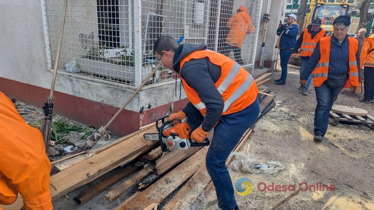 Пожежа та порятунок людей: мешканці одного з постраждалих дворів в Одесі згадали ніч атаки