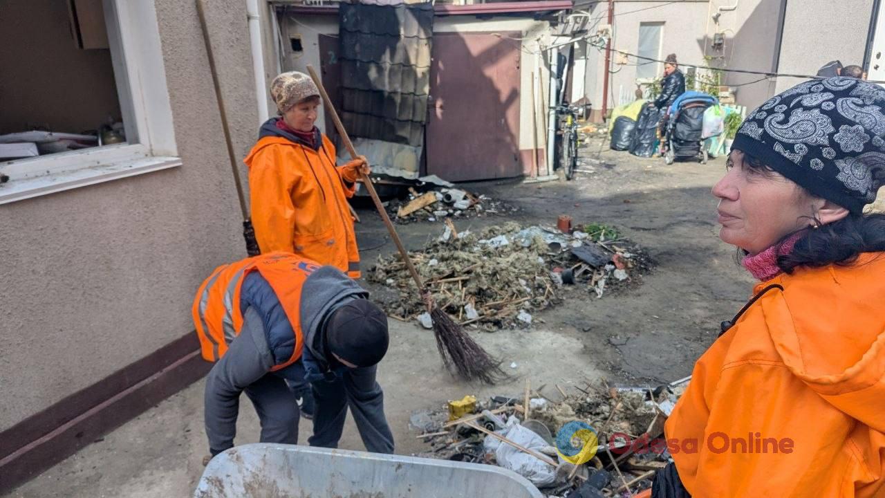 Пожежа та порятунок людей: мешканці одного з постраждалих дворів в Одесі згадали ніч атаки