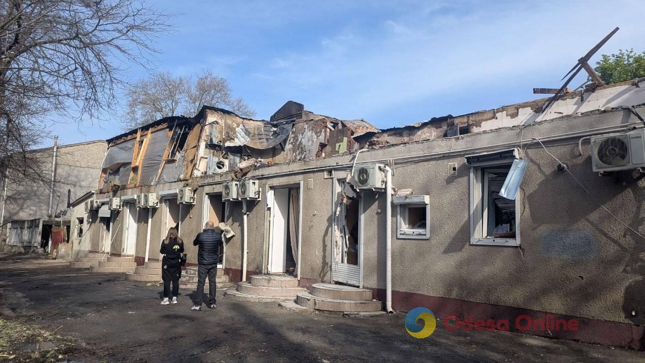 Пожежа та порятунок людей: мешканці одного з постраждалих дворів в Одесі згадали ніч атаки