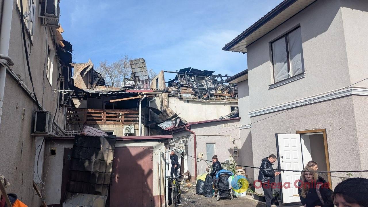 Пожежа та порятунок людей: мешканці одного з постраждалих дворів в Одесі згадали ніч атаки