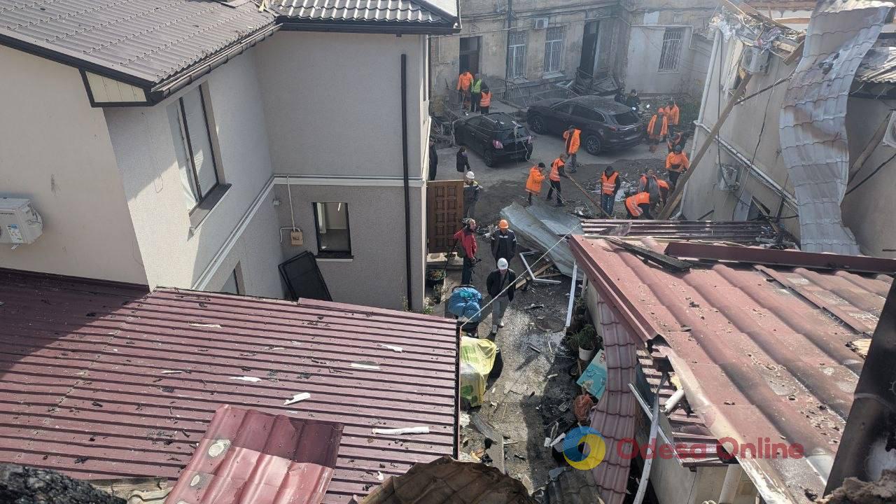 Пожежа та порятунок людей: мешканці одного з постраждалих дворів в Одесі згадали ніч атаки