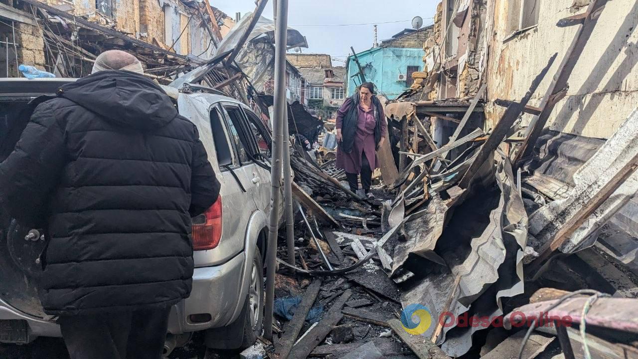 Пожежа та порятунок людей: мешканці одного з постраждалих дворів в Одесі згадали ніч атаки