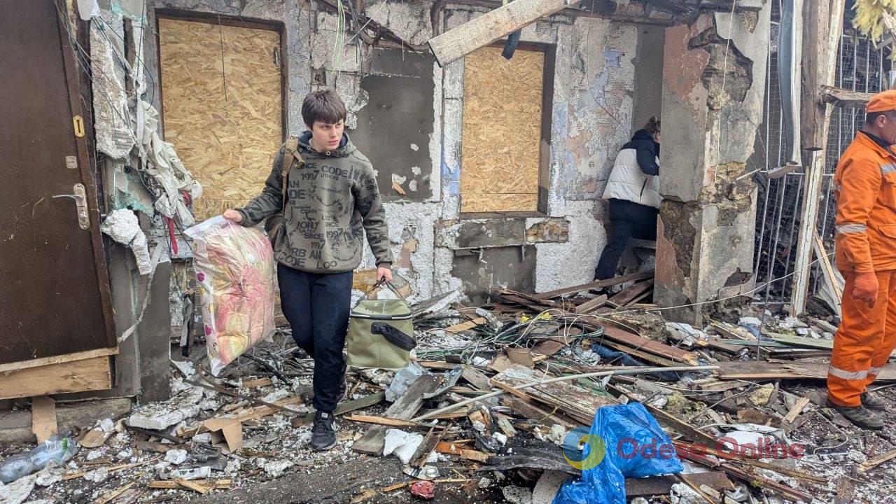 Пожежа та порятунок людей: мешканці одного з постраждалих дворів в Одесі згадали ніч атаки