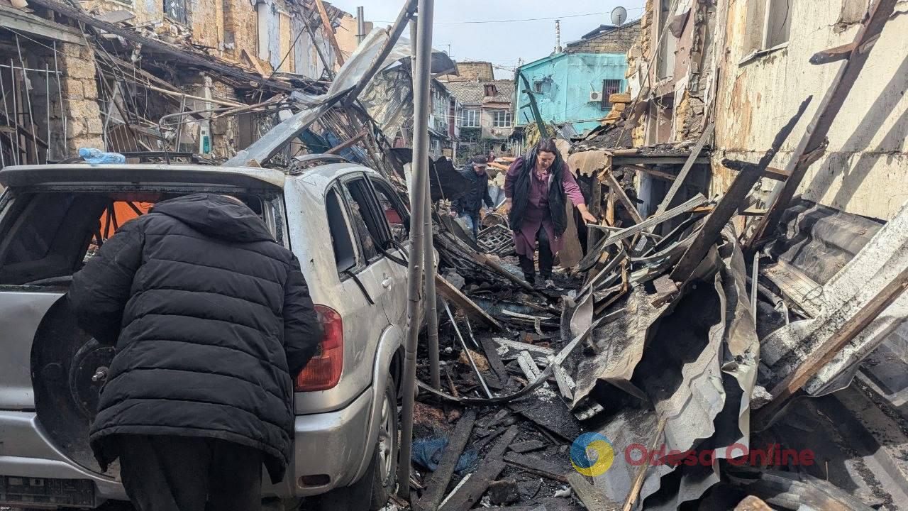 Пожежа та порятунок людей: мешканці одного з постраждалих дворів в Одесі згадали ніч атаки