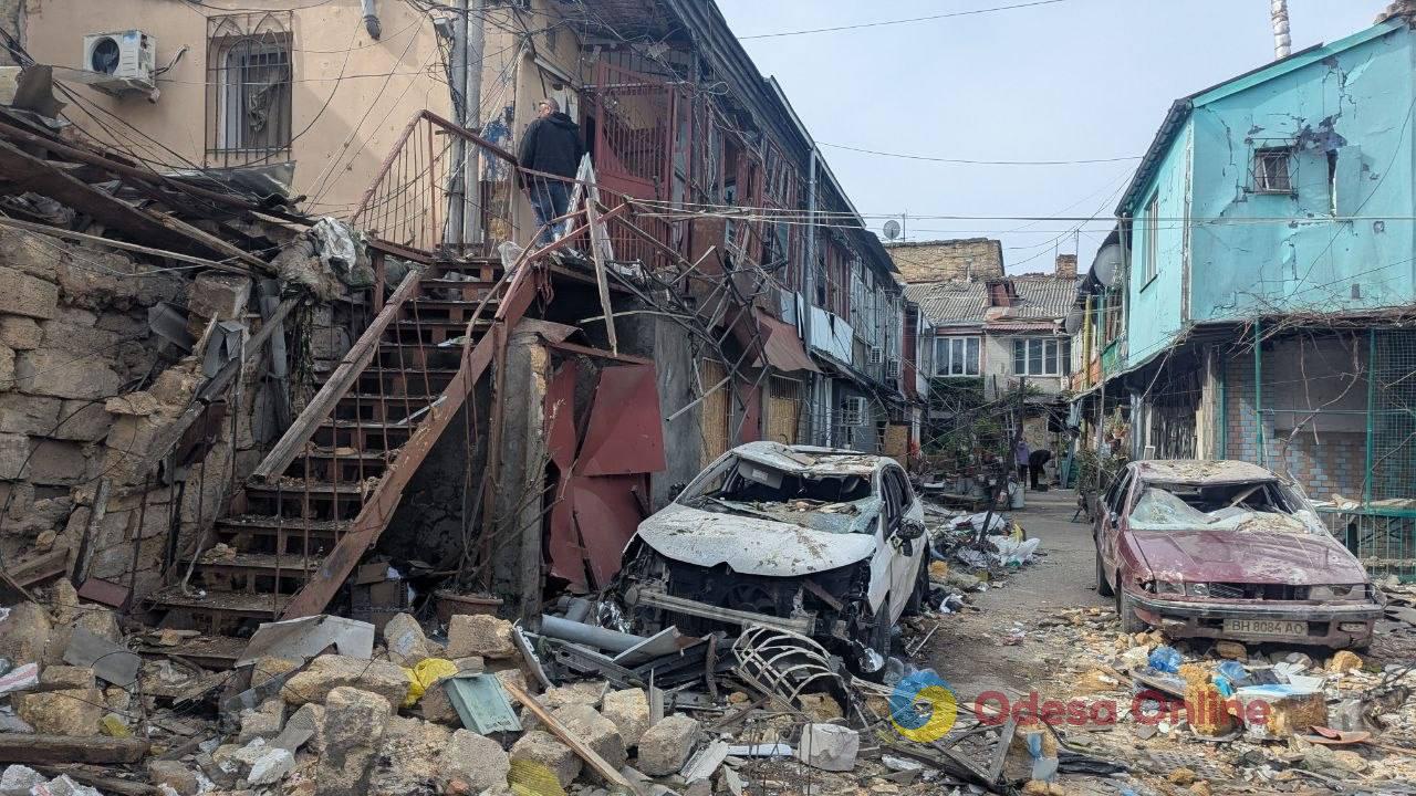 Пожежа та порятунок людей: мешканці одного з постраждалих дворів в Одесі згадали ніч атаки