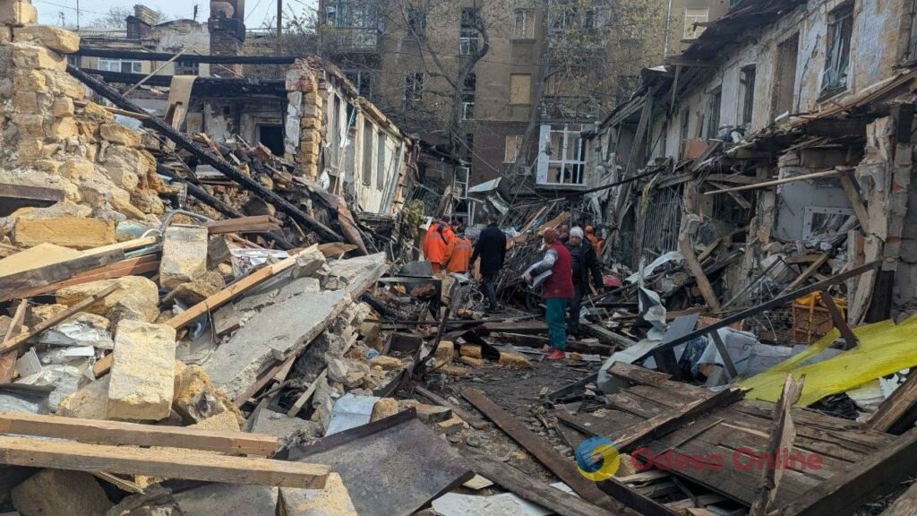 Одесити насолоджуються морем та цвітом сакур у паузах між тривогами Одесити насолоджуються морем та цвітом сакур у паузах між тривогами