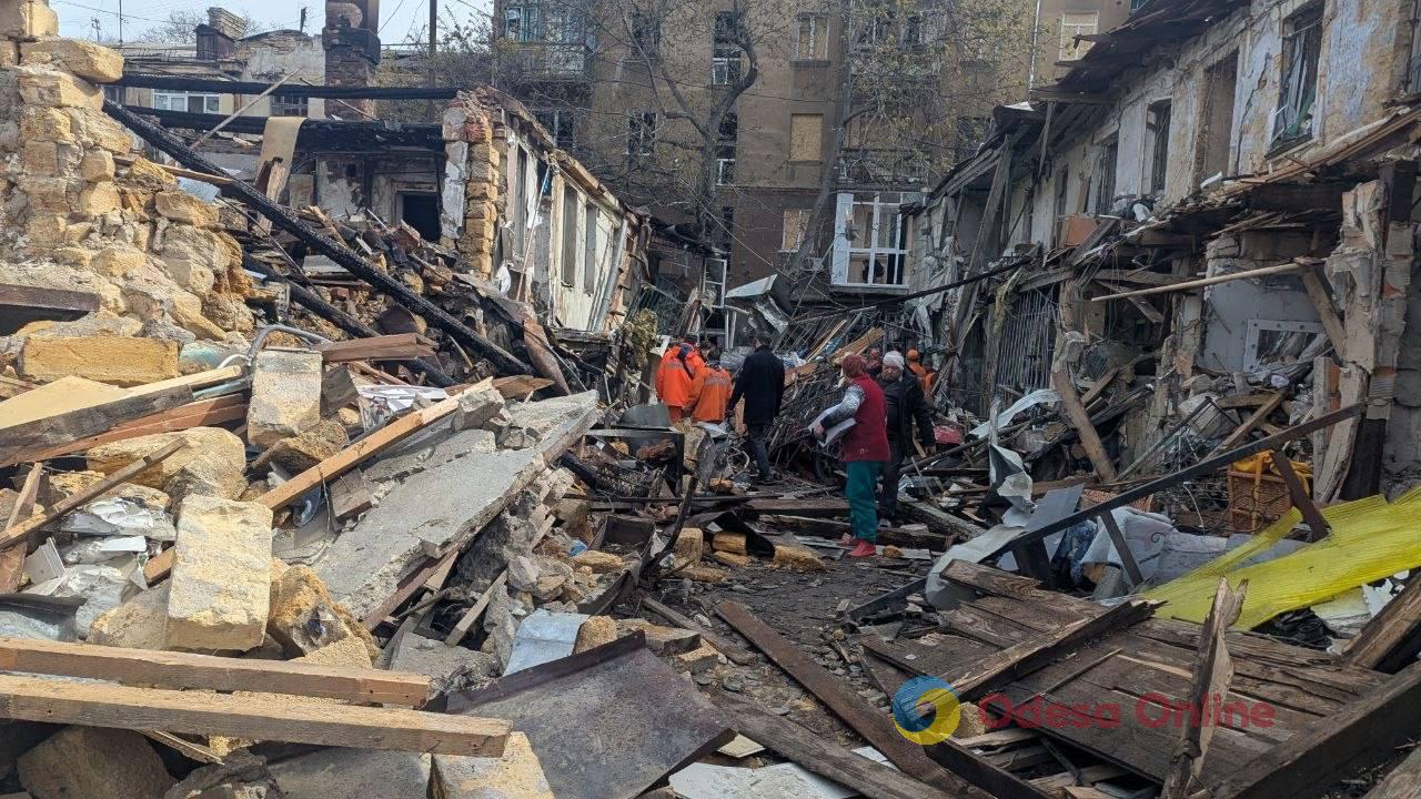 Пожежа та порятунок людей: мешканці одного з постраждалих дворів в Одесі згадали ніч атаки