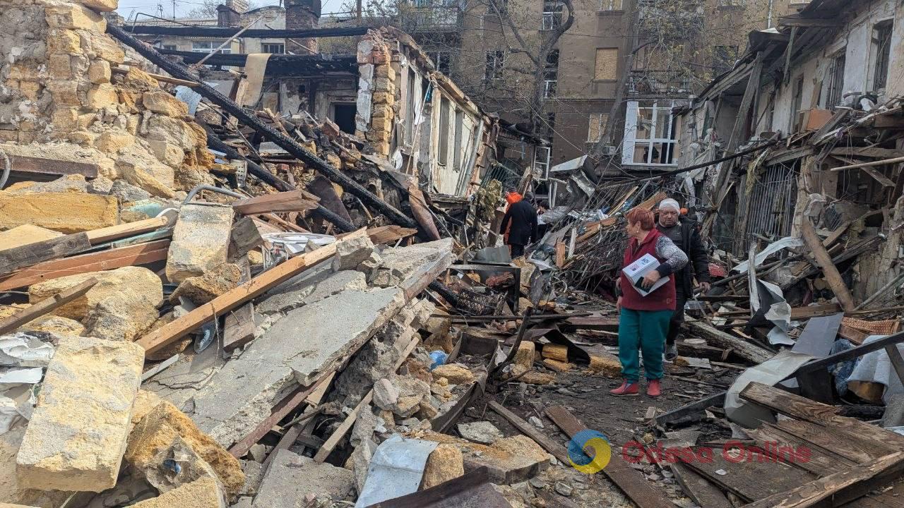 Пожежа та порятунок людей: мешканці одного з постраждалих дворів в Одесі згадали ніч атаки