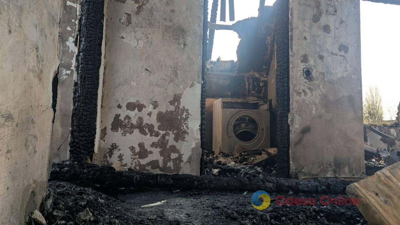 Пожежа та порятунок людей: мешканці одного з постраждалих дворів в Одесі згадали ніч атаки