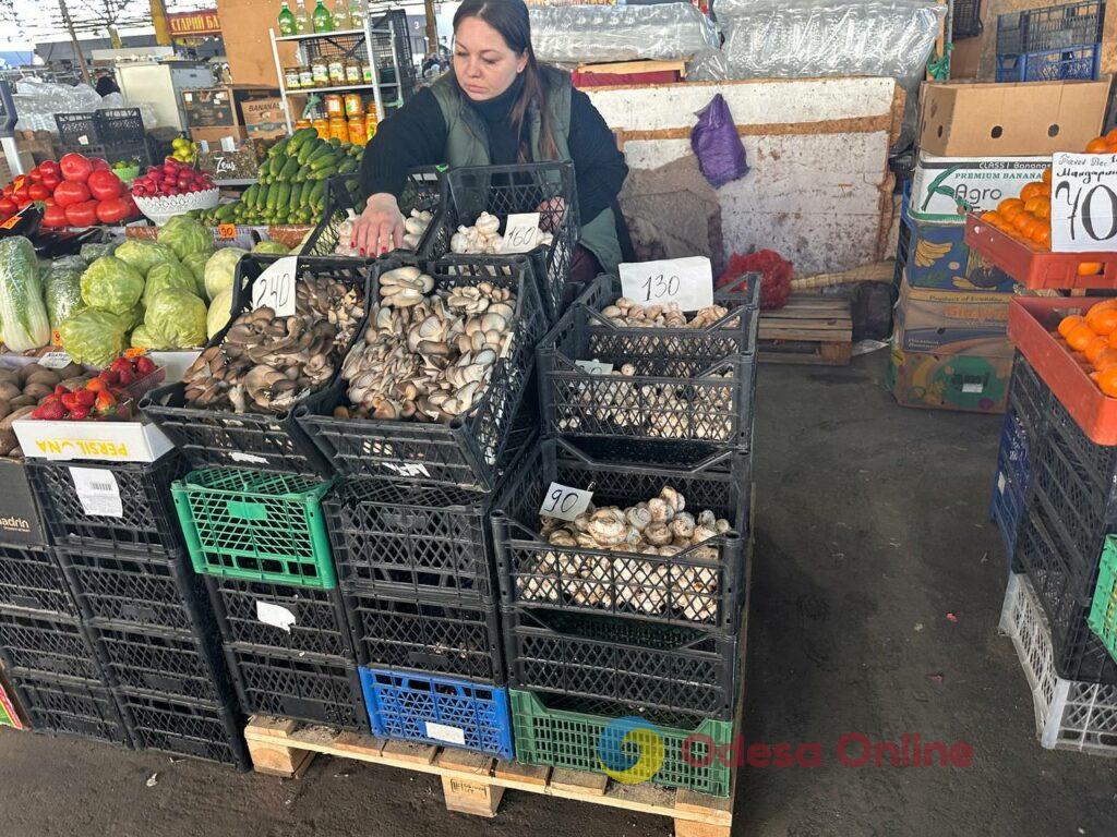 Молодая картошка, клубника и кабачок: актуальные цены на одесском Привозе