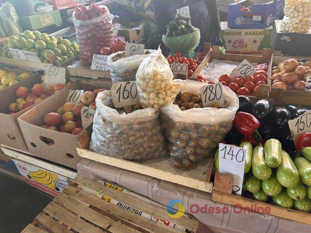 Молодая картошка, клубника и кабачок: актуальные цены на одесском Привозе