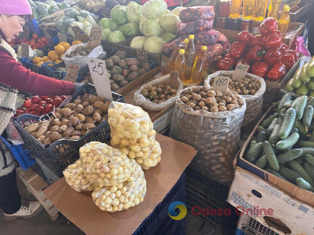 Молодая картошка, клубника и кабачок: актуальные цены на одесском Привозе