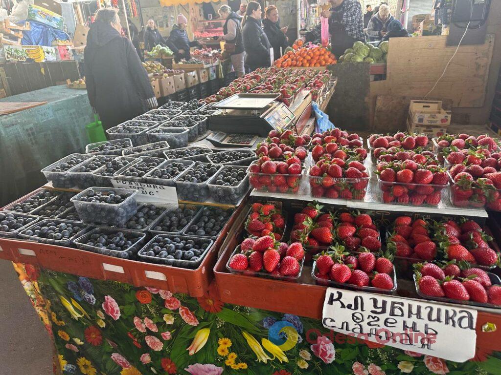 Молодая картошка, клубника и кабачок: актуальные цены на одесском Привозе