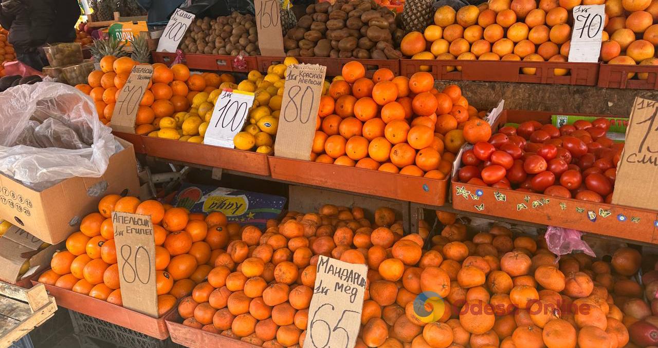 Молодая картошка, клубника и кабачок: актуальные цены на одесском Привозе